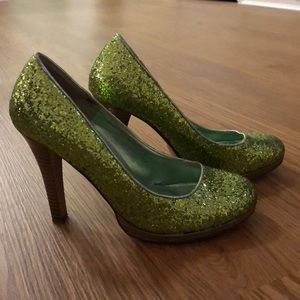Glitter Green 4” round toe pumps